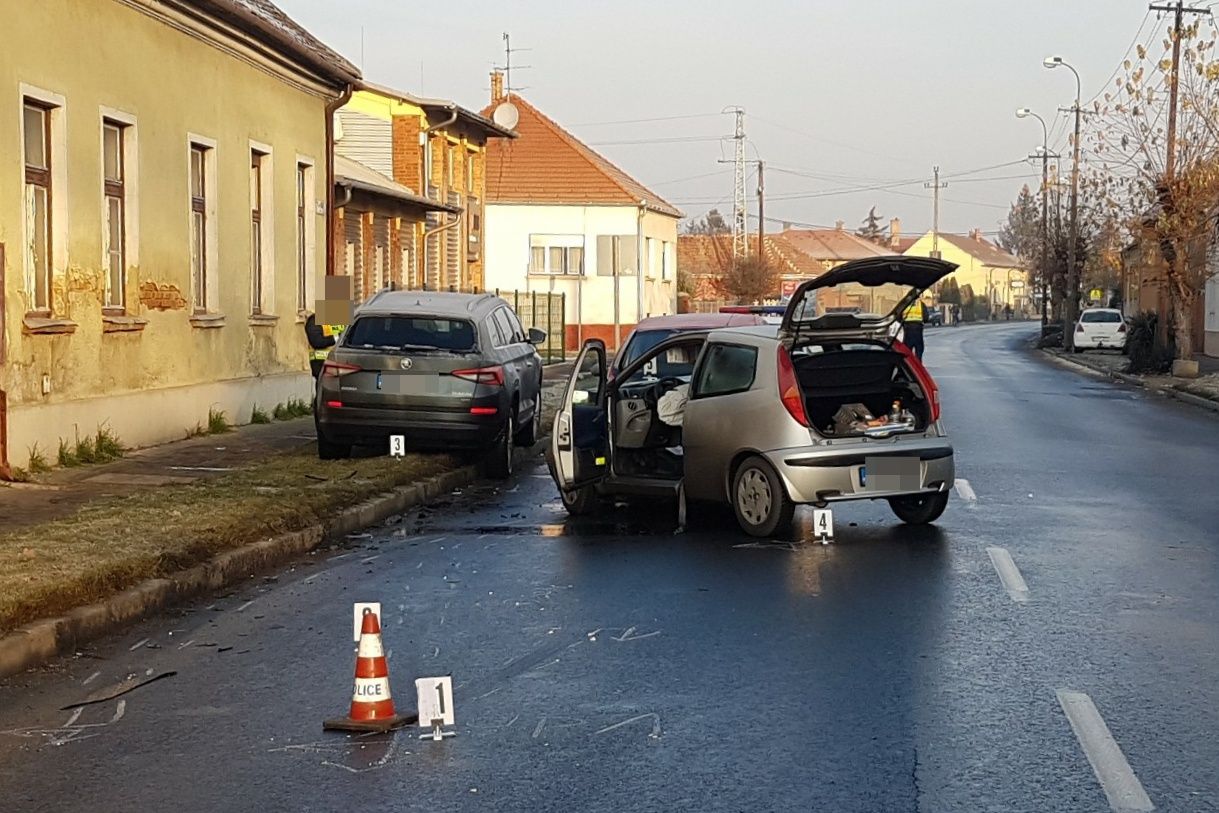 VAOL Rosszul lett a sofőr két autót tört össze Szombathelyen