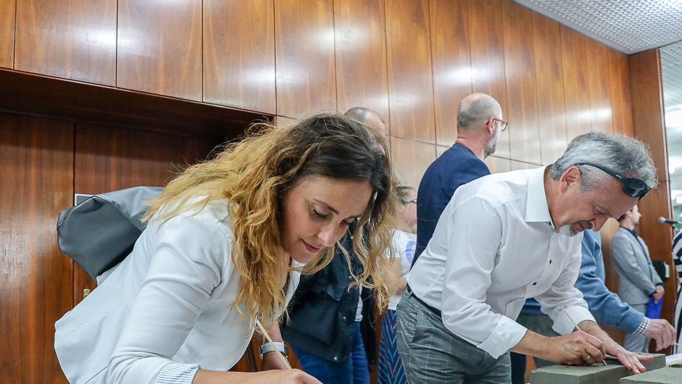 Mintegy 1800 téglán hagyhatták kézjegyüket a szombathelyiek a városházán