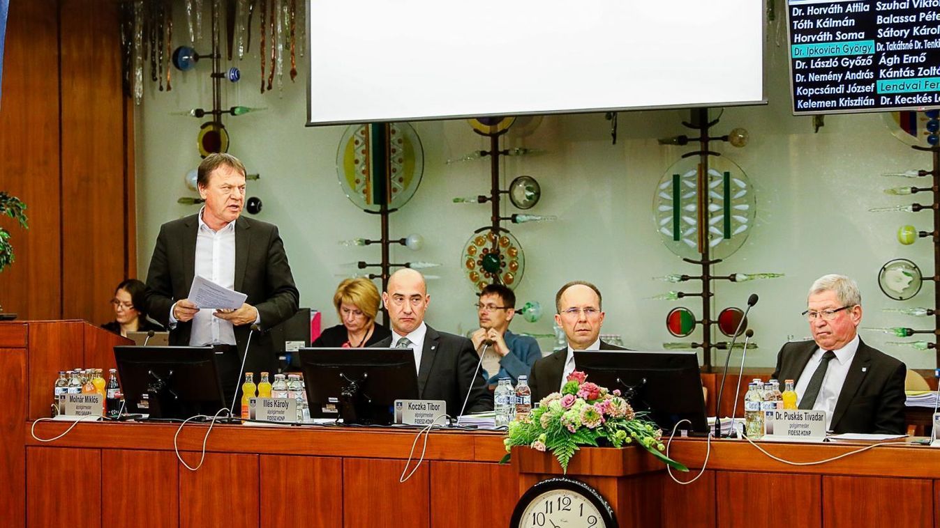 „Kiesett az első tégla a falból” – Molnár Miklós könyvet írna