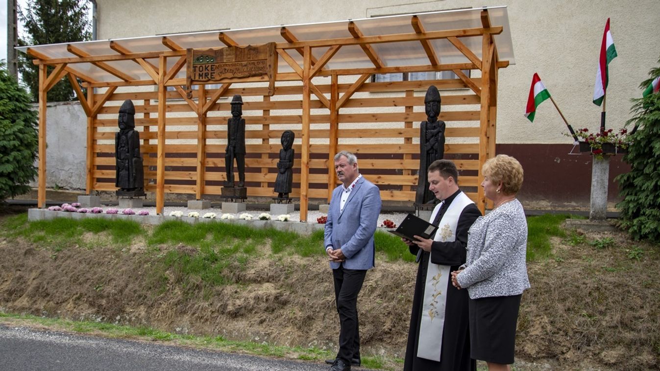 Szoborsor a kultúrháznál – Tőke Imrére emlékezik Nagytilaj