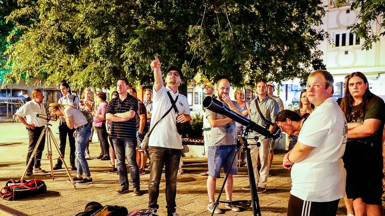 A Hold meghódítása – Filmvetítés és az esti égbolt kémlelése a Fő téren