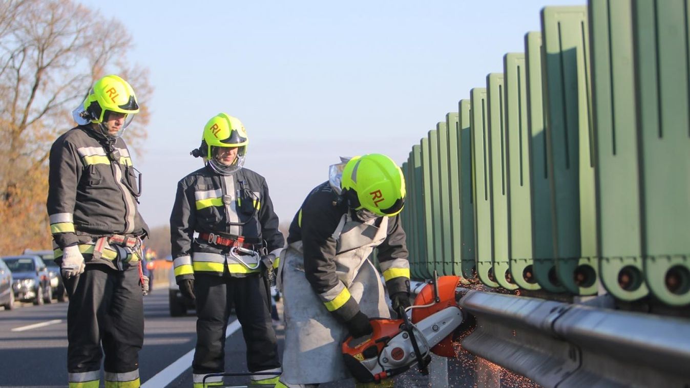 Szalagkorlátot vágtak és sérülteket mentettek a vasi katasztrófavédők