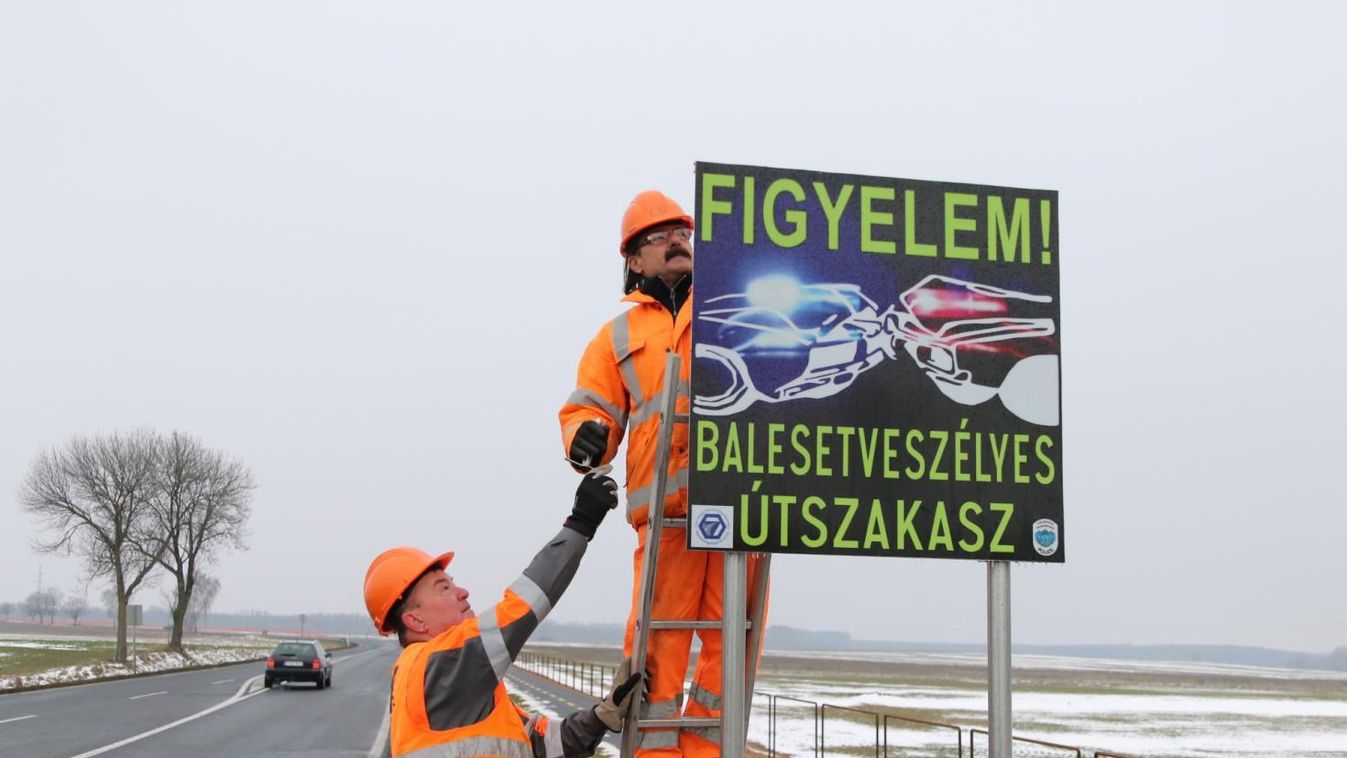 Táblákkal hívják fel az autósok figyelmét a balesetveszélyes útszakaszokra Vasban