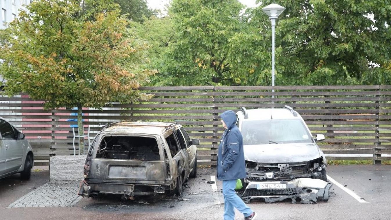 Autókat gyújtottak fel és kővel dobáltak rendőröket Svédországban