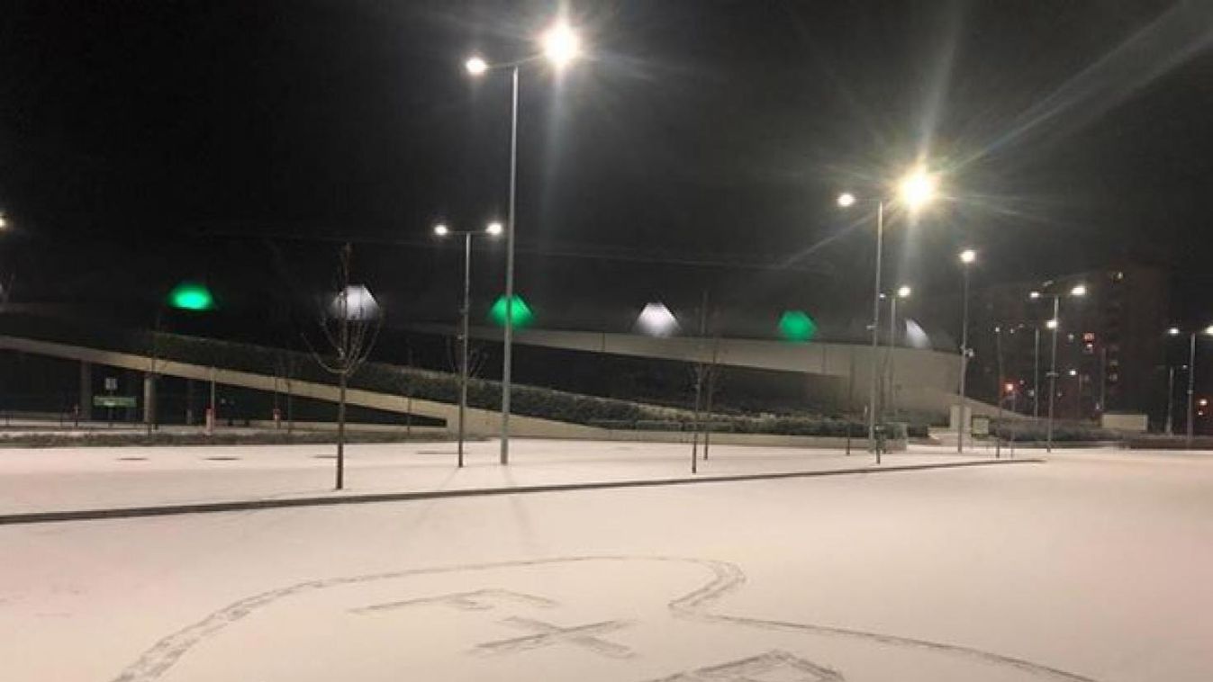 Romantikus gesztus a hóban a Haladás Sportkomplexumnál