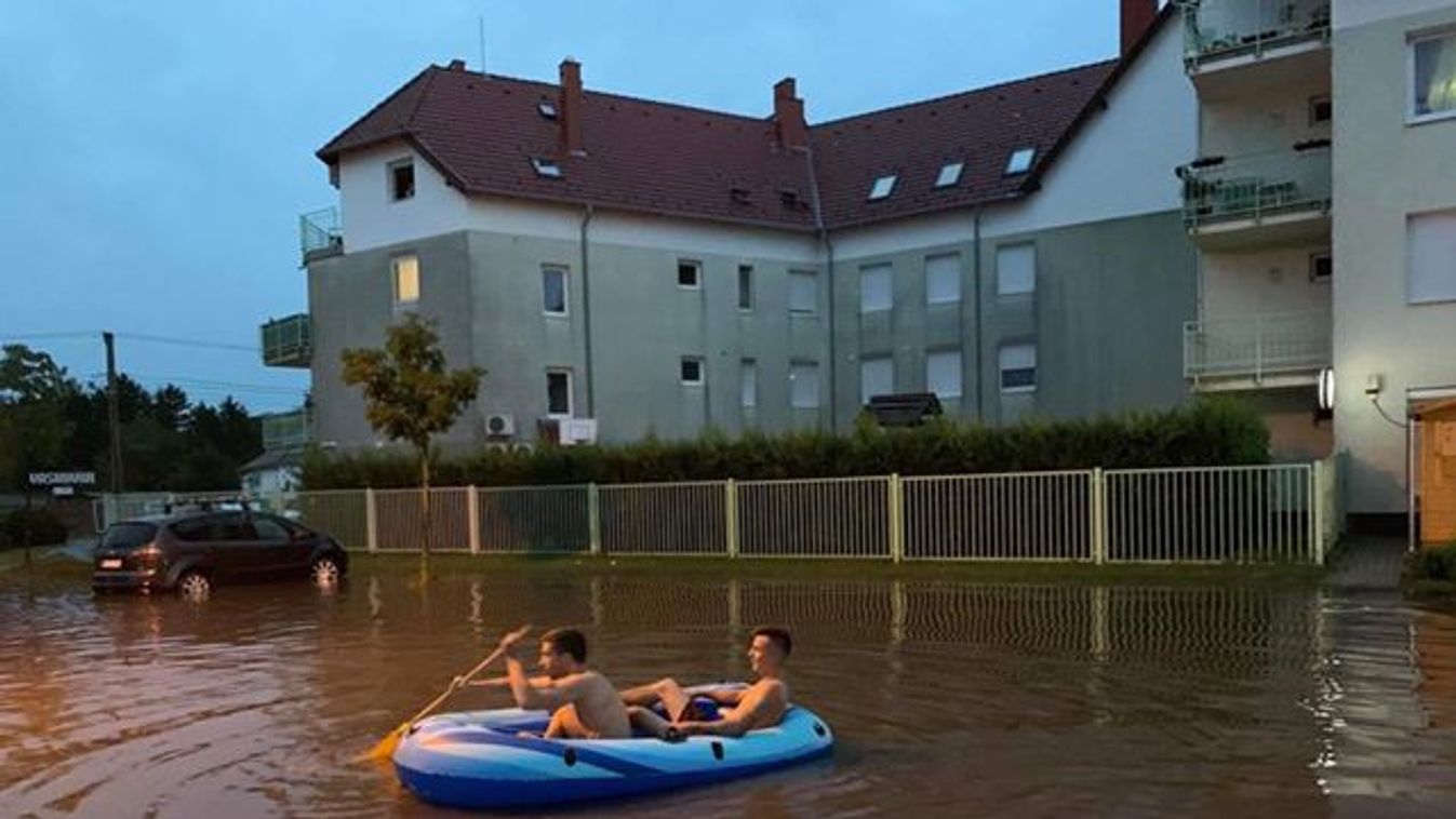 Voltak, akik még csónakázni is tudtak az üzletek között, úgy felgyülemlett a víz Celldömölkön