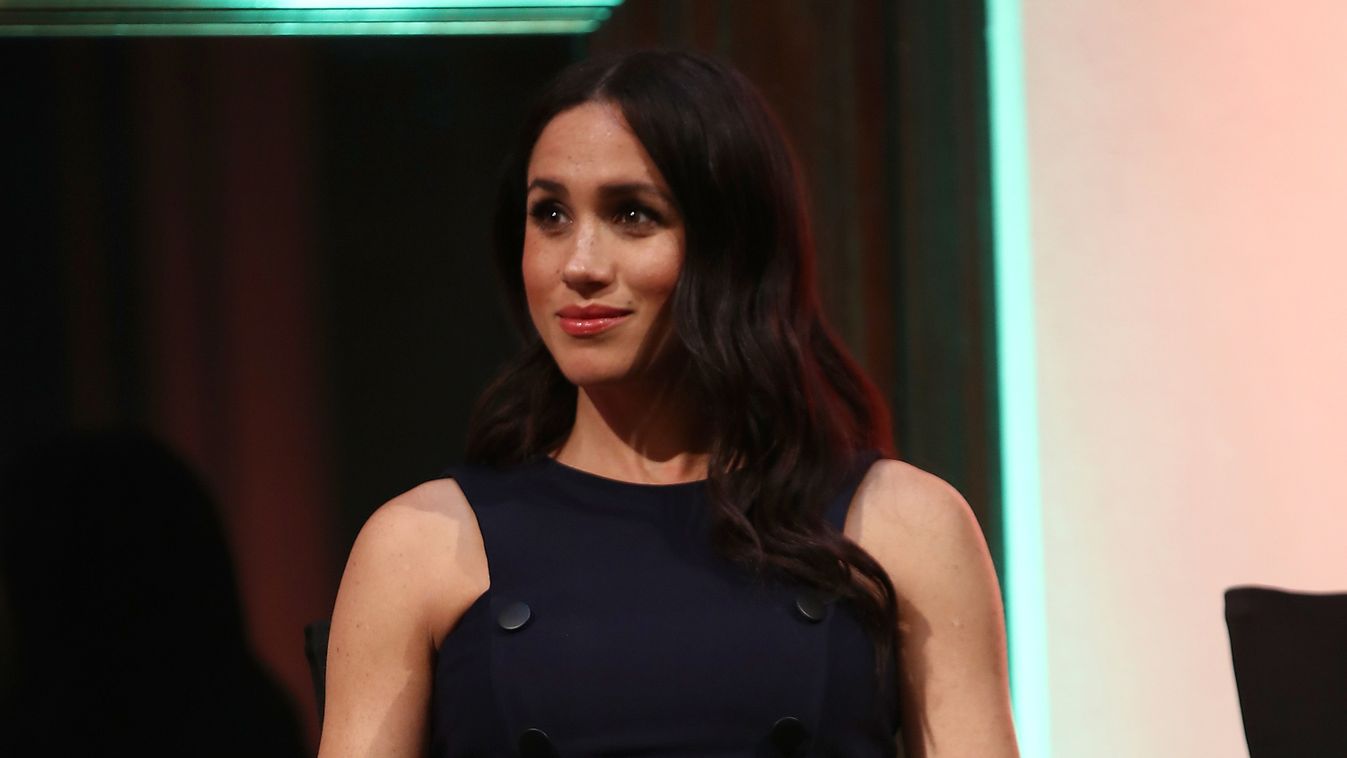 Meztelen vállával sokkol Meghan Markle