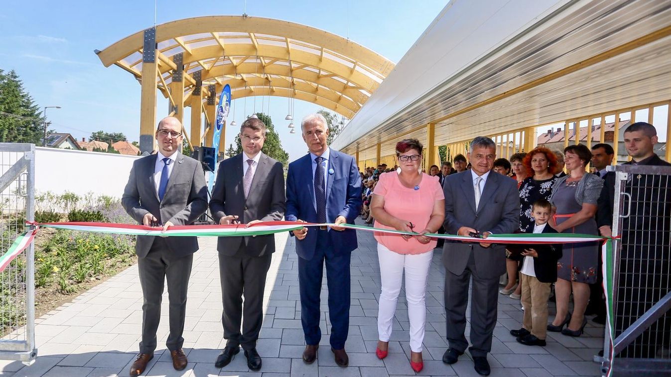 Átadták a fedett piacot Répcelakon