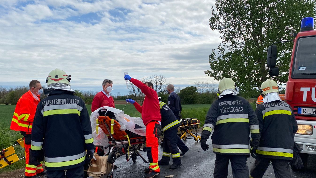Két ember meghalt, tizenketten megsérültek a celldömölki buszbalesetben (Frissítve) – Fotók, videó