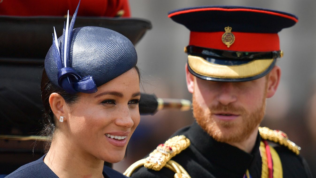 Meghan Markle virraszt a babával