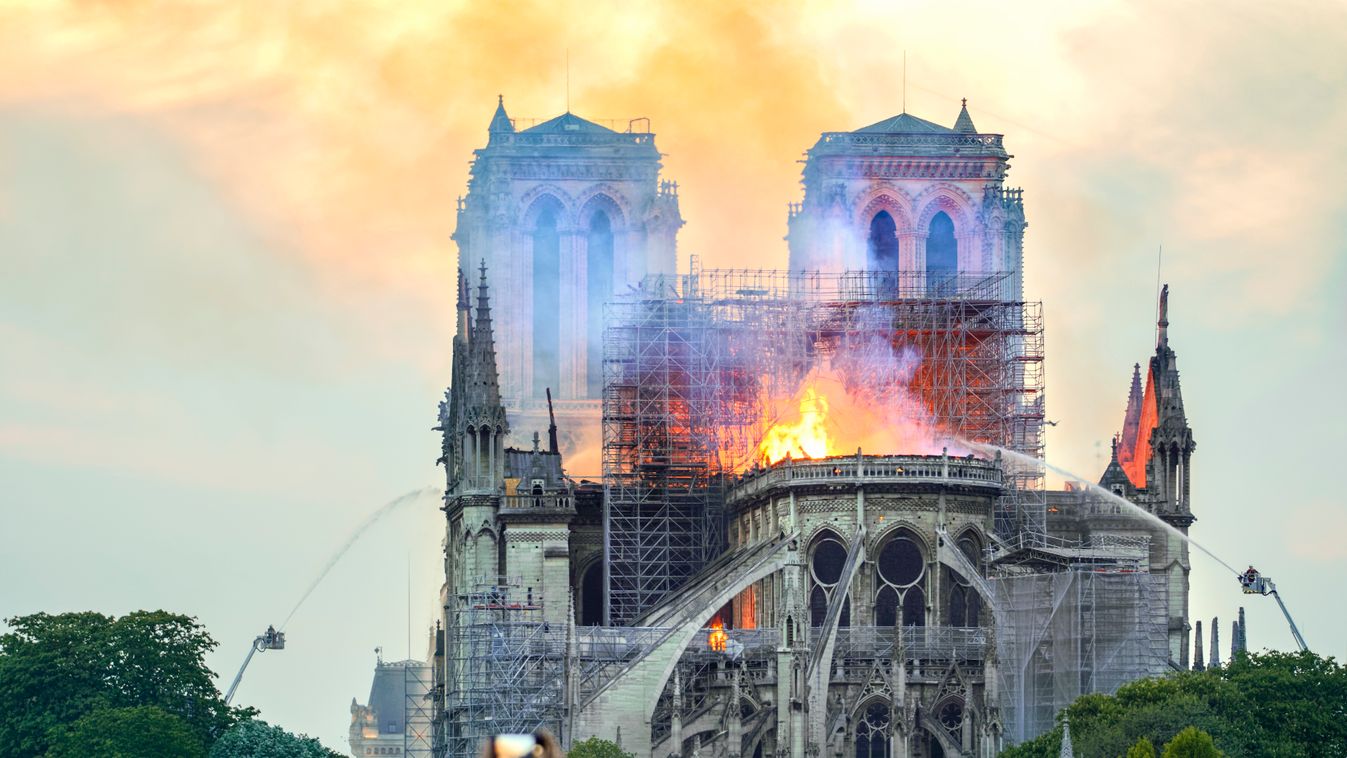 Megtalálták a Notre-Dame zárókövét díszítő egyik angyalszobrot