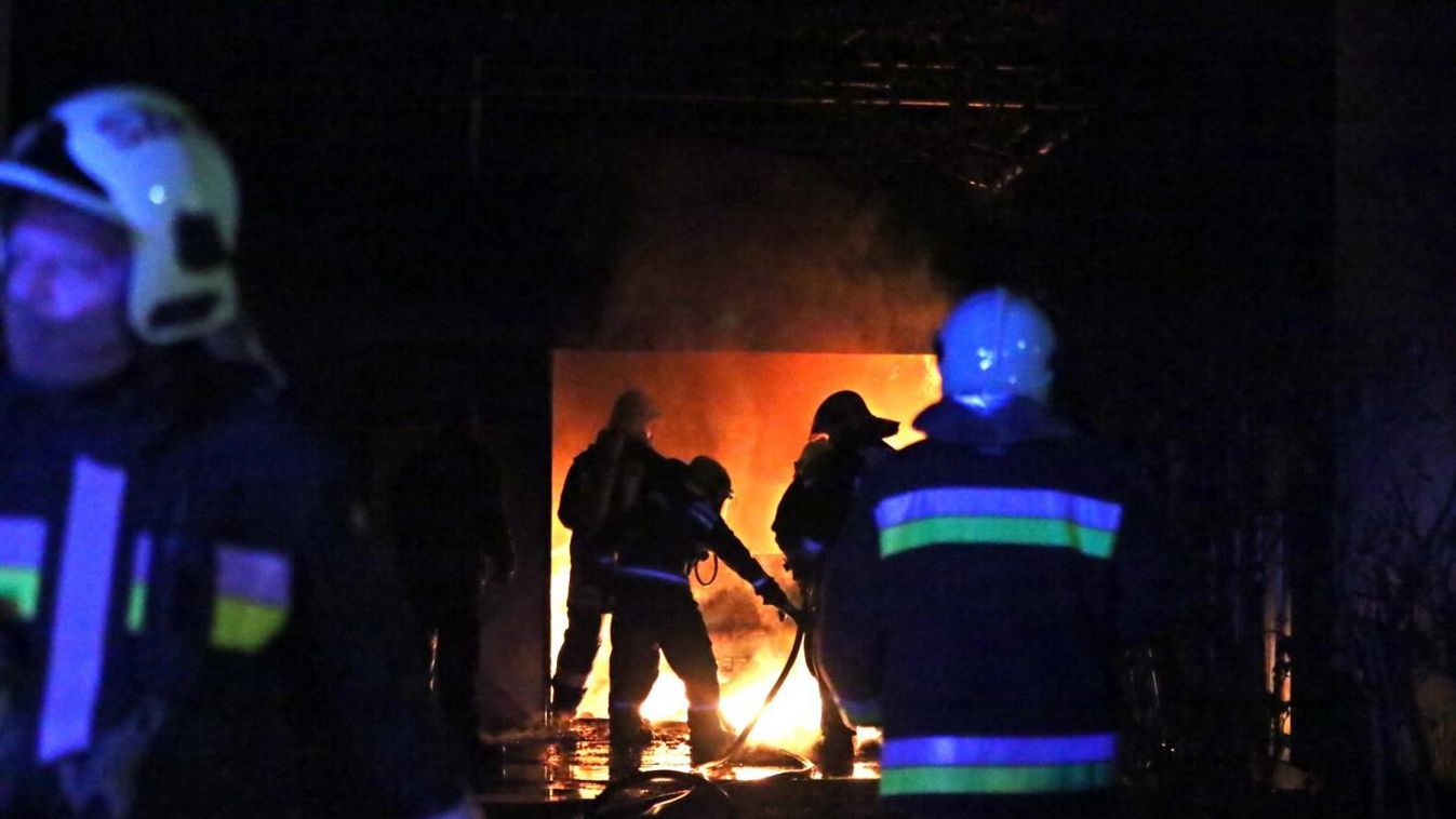 Kigyulladt egy garázsban álló autó Nardán (Frissítve)