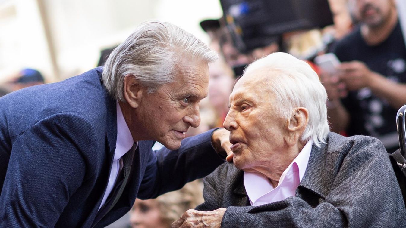 Kirk Douglas megható ajándékot kapott a 102. születésnapjára