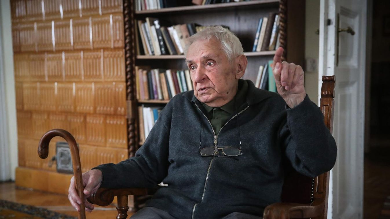 „Egy olvasó ezernyi életet megél, aki nem olvas, az csak egyet”
