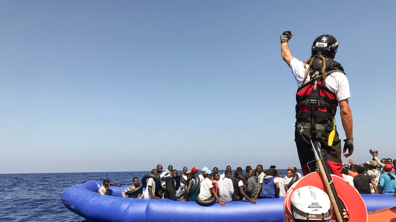 Pénzt fogadhatott el egy NGO-hajó a migránsok szállításáért