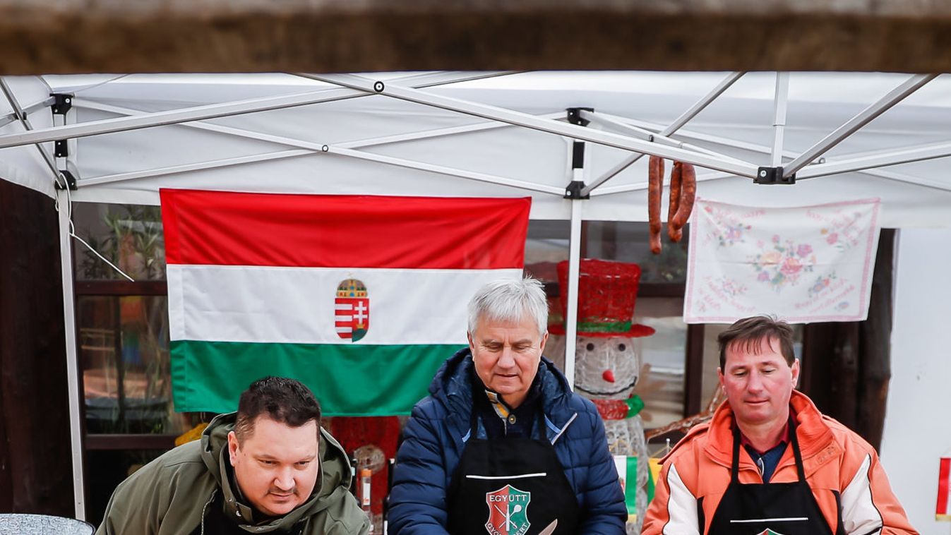 Pisztolylövésre indul a kolbász töltése Győrváron