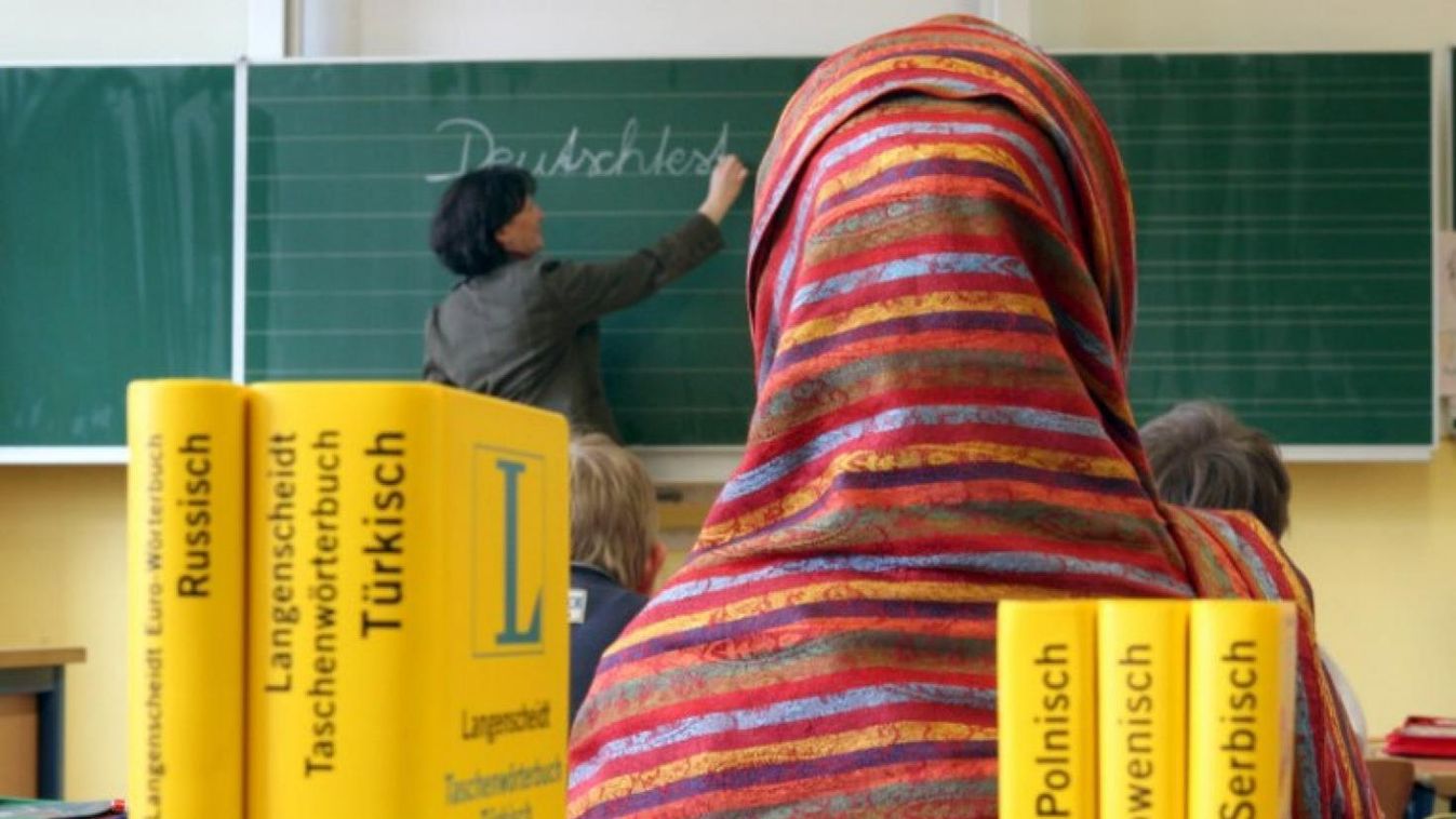 Tanára hidzsábot köttetne a német kislányra