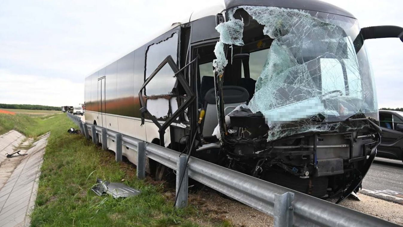 Autóbusz ütközött kamionnal az M4-es autóúton