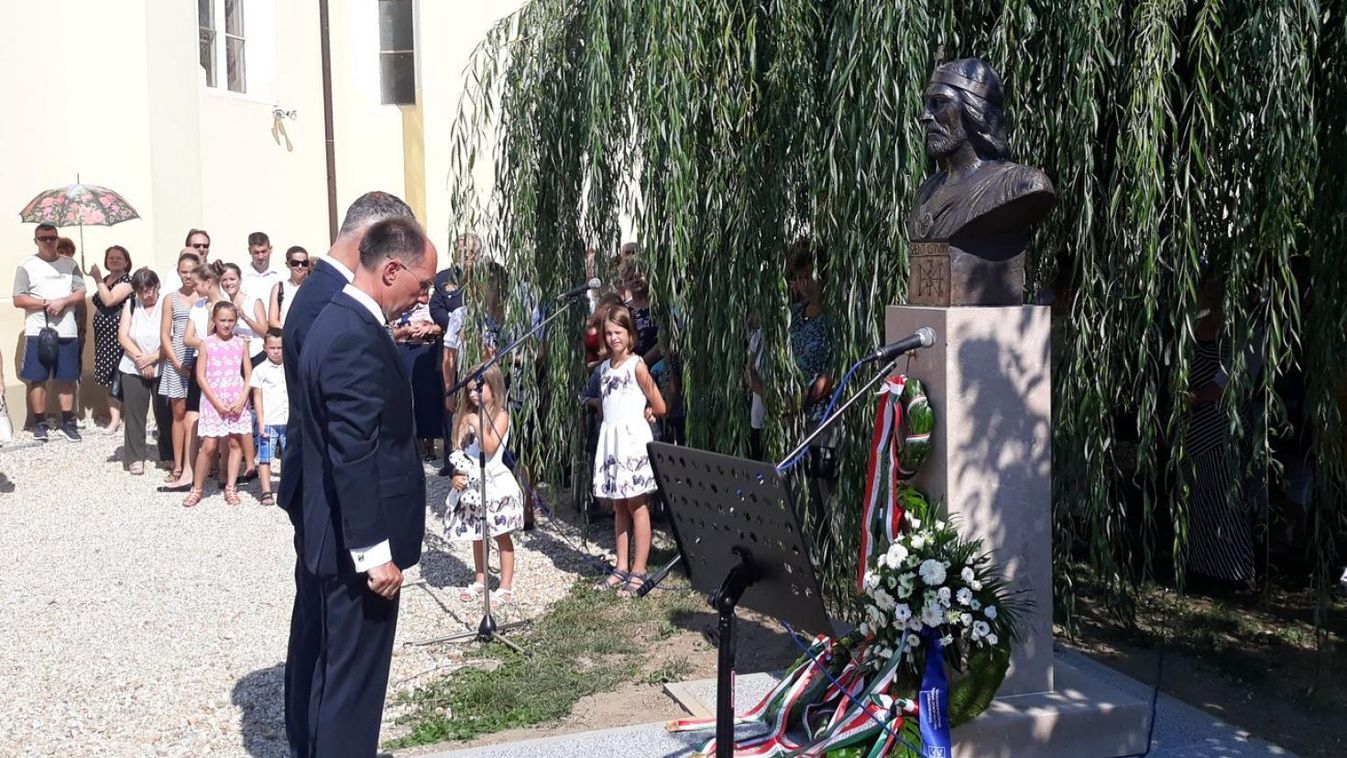 Munkácsy-díjas szobrász alkotását avatták a szentkirályi templomkertben