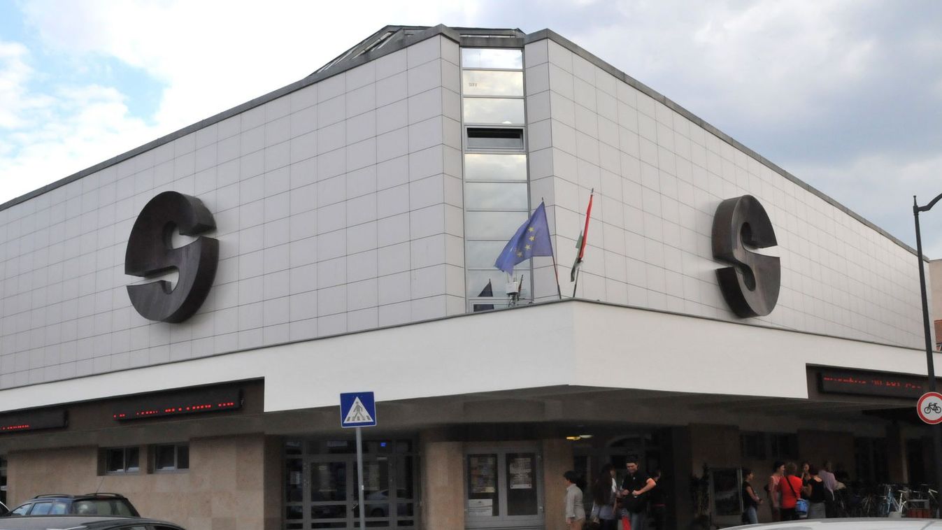 Újabb kérdés és rokon a mozikávézónál