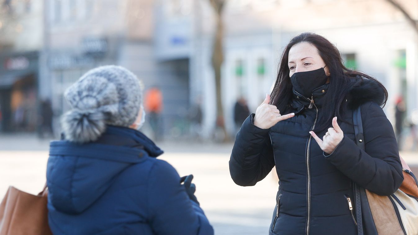 A maszk útját állja a szájról olvasásnak – Mi lesz a hallássérültekkel?