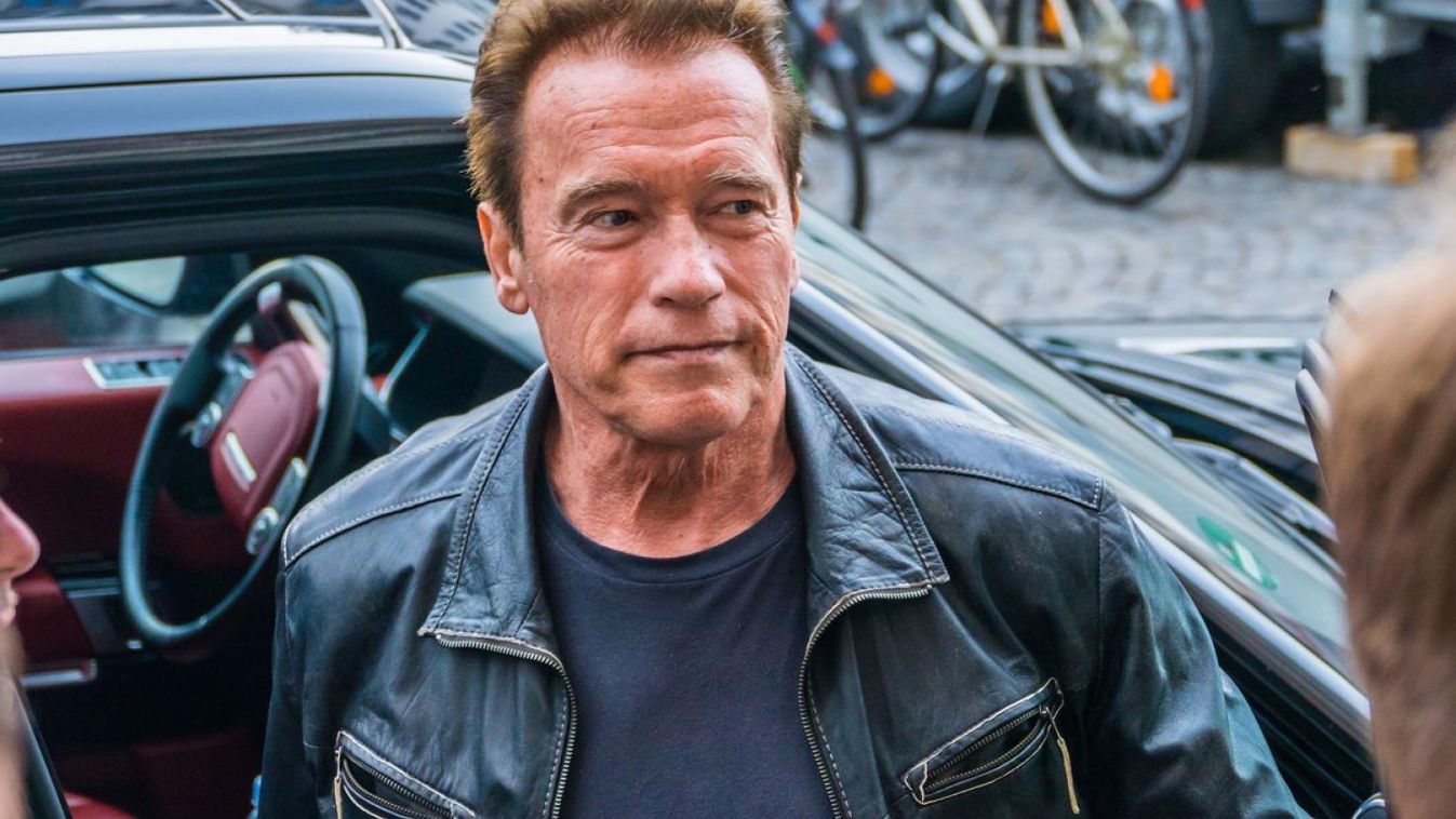 Arnold Schwarzenegger a Parlament körül biciklizik (videó)
