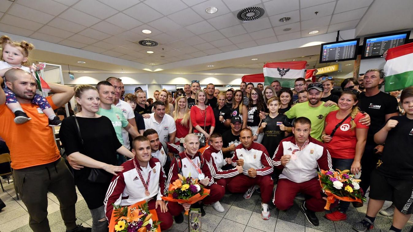 Himnusszal és virággal várták a vb-érmes magyar muay thai versenyzőket
