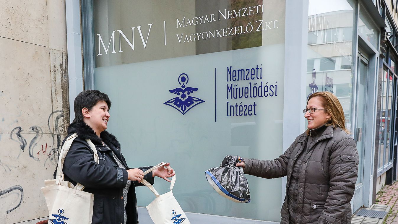 Textiltáskát adtak száz nejlonzacskóért Szombathelyen
