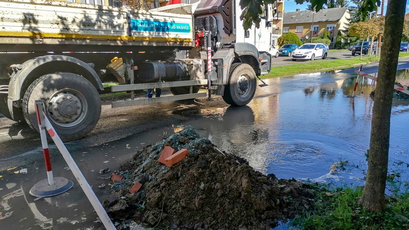 Csőtörés miatt áll a víz egy szombathelyi utcában