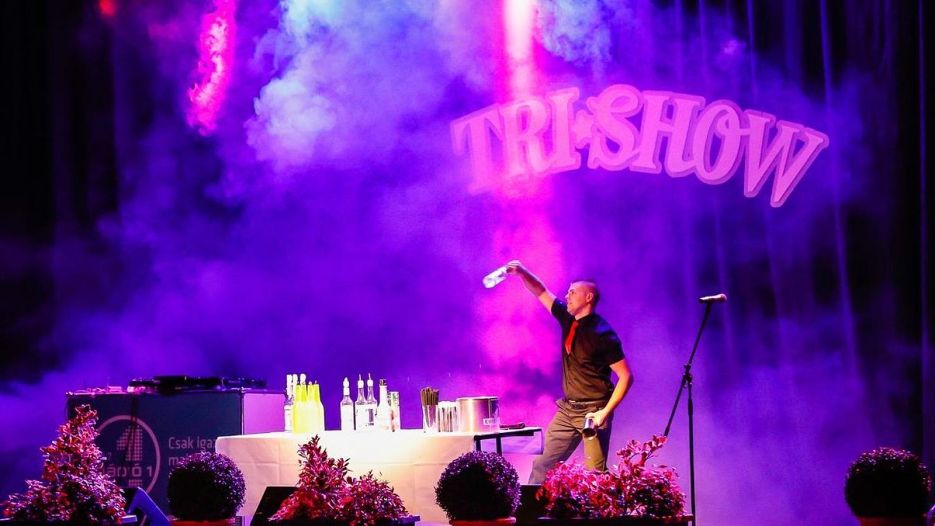Neonfényes tri-show