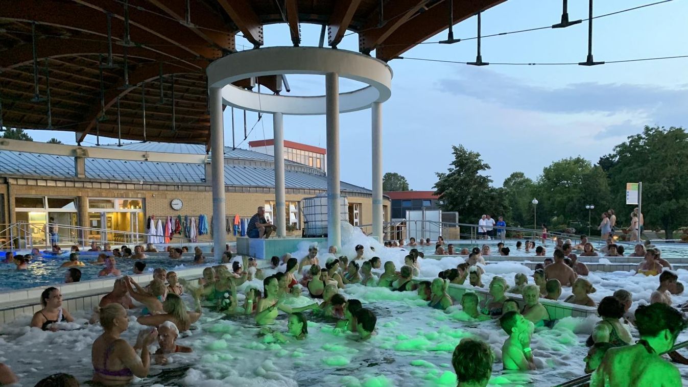 Strandok éjszakája – Retró zenére fürdőztek Bükön
