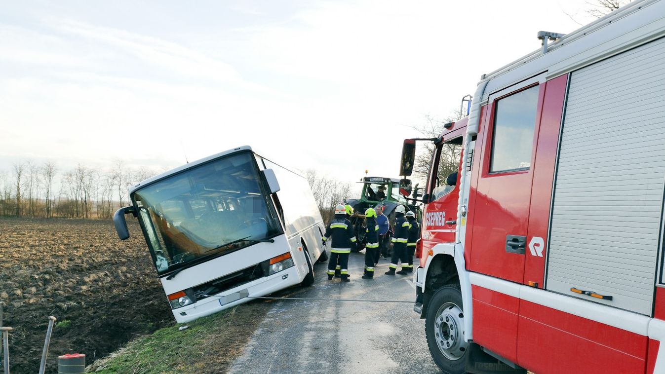 Busz hajtott az árokba Répcevis és Zsira között, a tűzoltók szabadították ki az utasokat