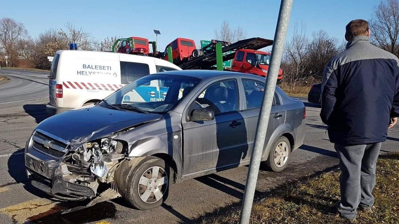 A kerítést átszabva csapódott egy gyár udvarára egy autó Szombathelyen