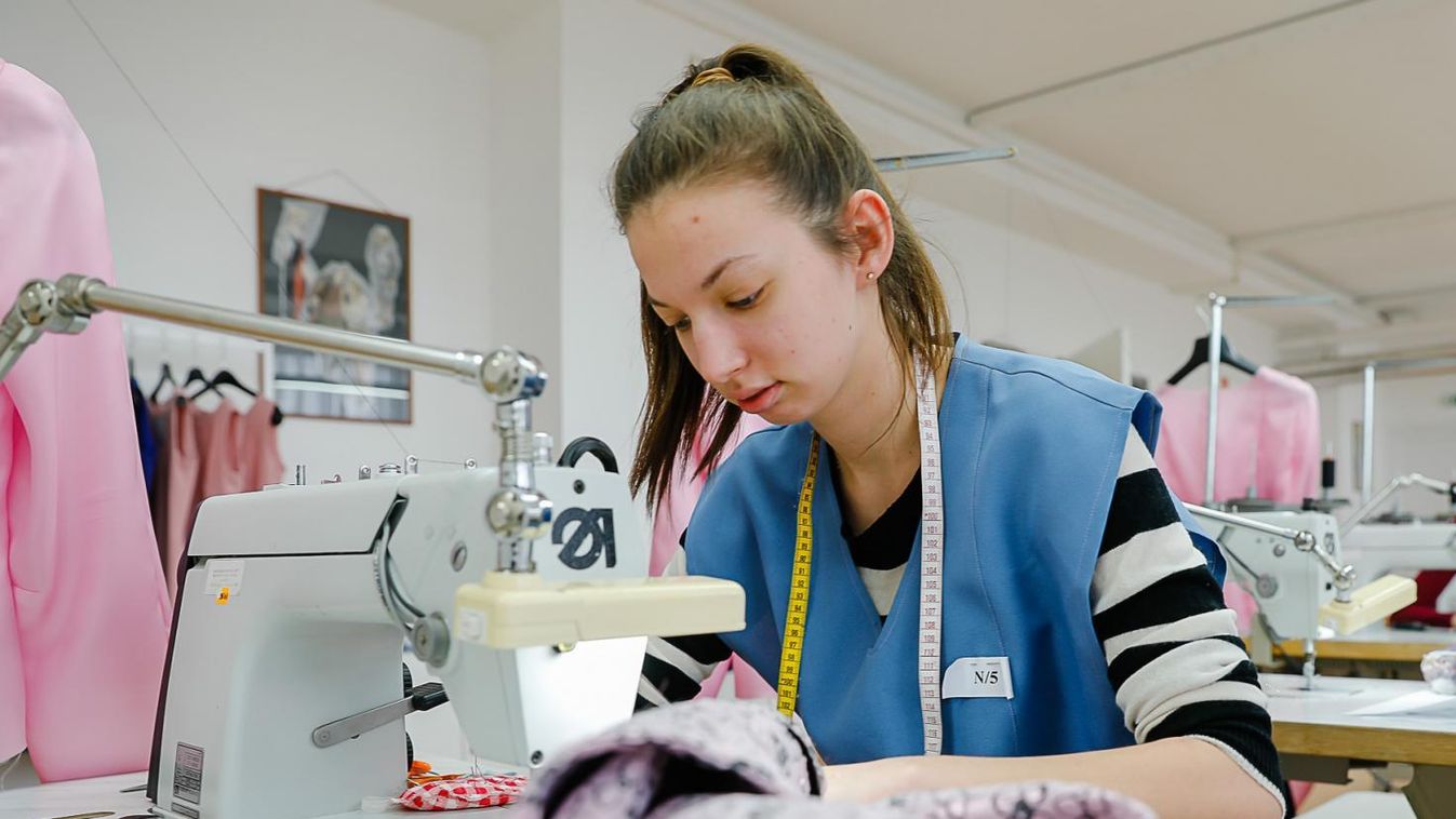 Könnyűipari szakmák versenye a szombathelyi iskolában – Ki varrja magát a szakma sztárjává?