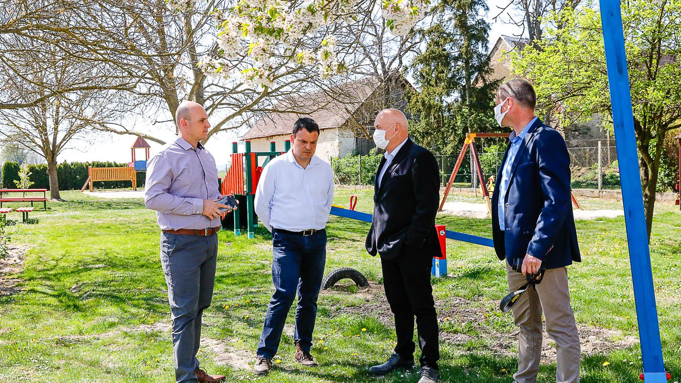 Vaskeresztesen ötmillió forintból újult meg az óvodaudvar, Dozmaton pedig egy járdaszakasz készült el