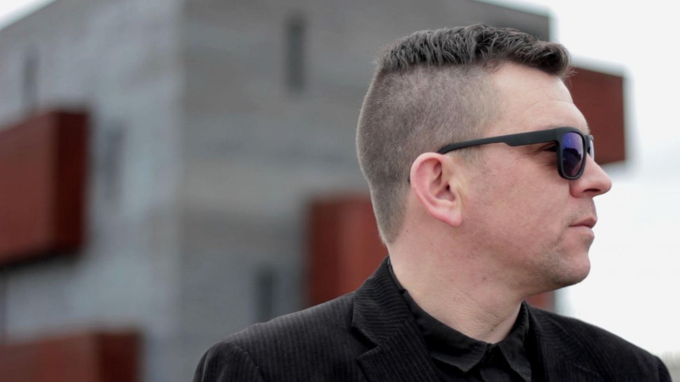 Négy saját dal, négy remix a sárvári szintipopos lemezén