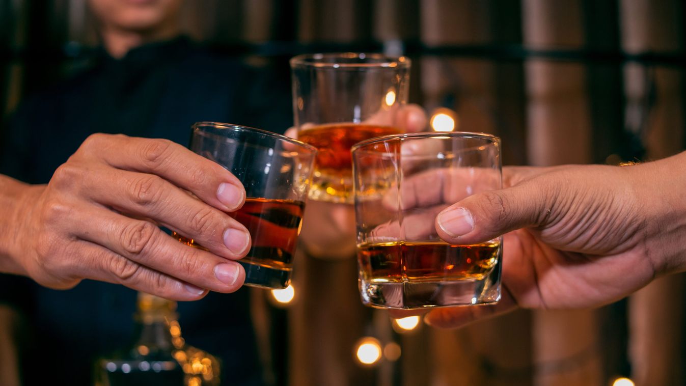 Spániel szagolja ki a whiskys hordók hibáit egy skót lepárlóban