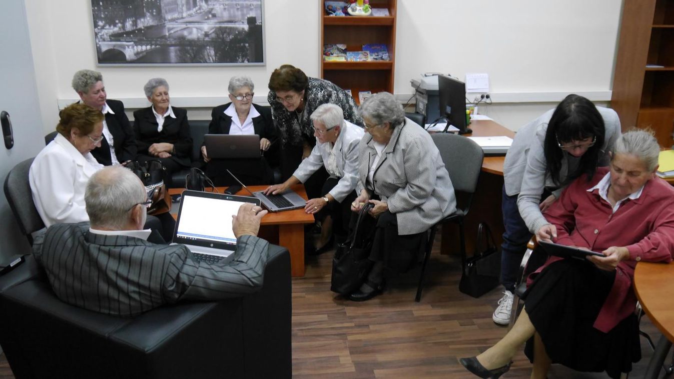 Tablet, okostelefon, laptop dukál az időseknek is Csepregen