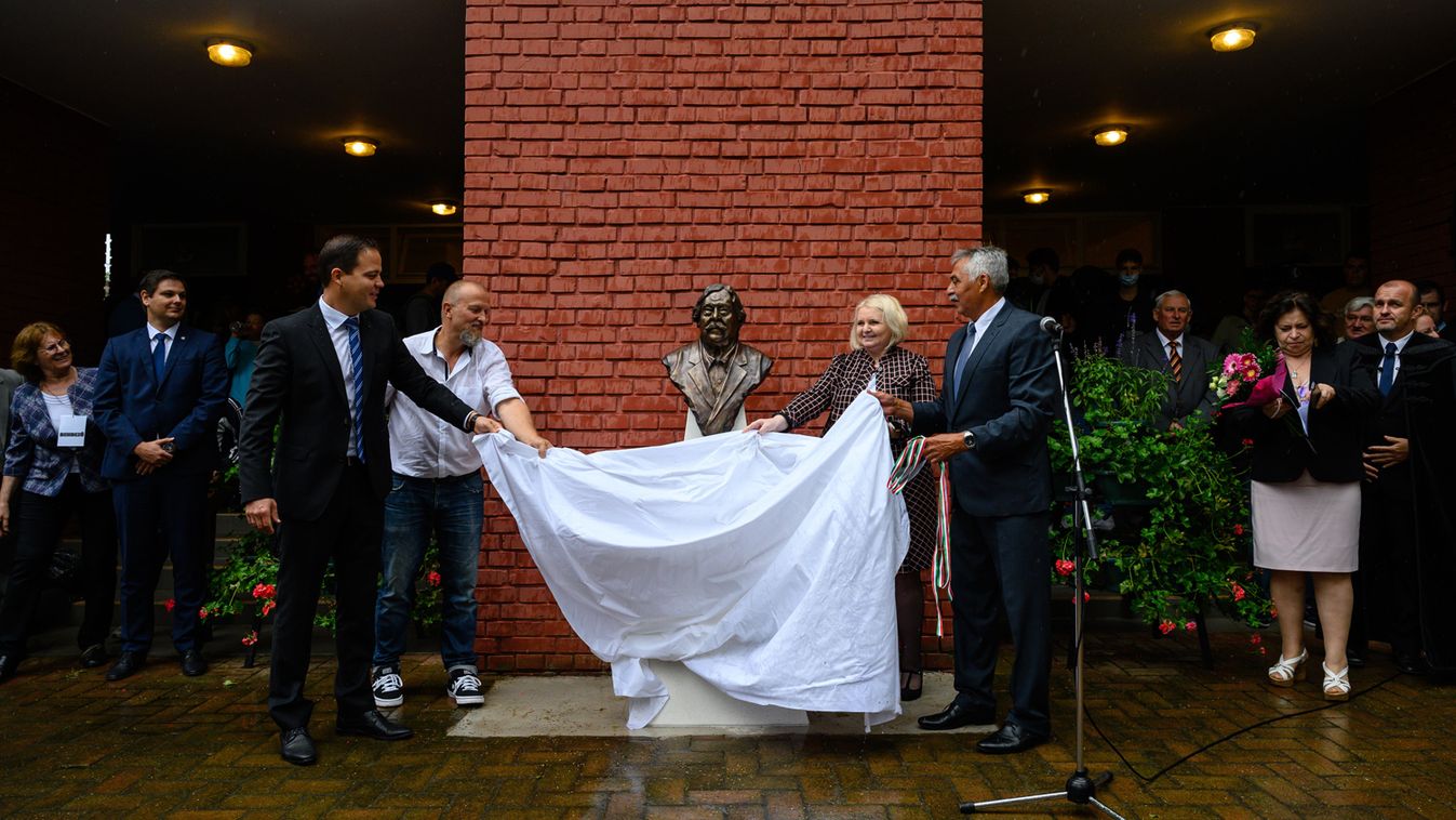 Szobrot kapott Csukás István Balatonszárszón