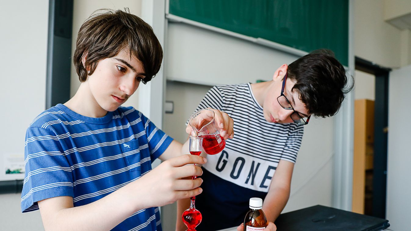 Mennyi limonádé fér el egy szívószálban?