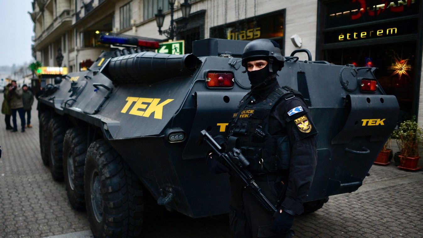 Páncélosokkal vonult az osztrák határra a TEK