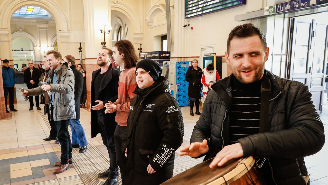 Flashmob a szombathelyi állomáson: énekeltek az utazóknak