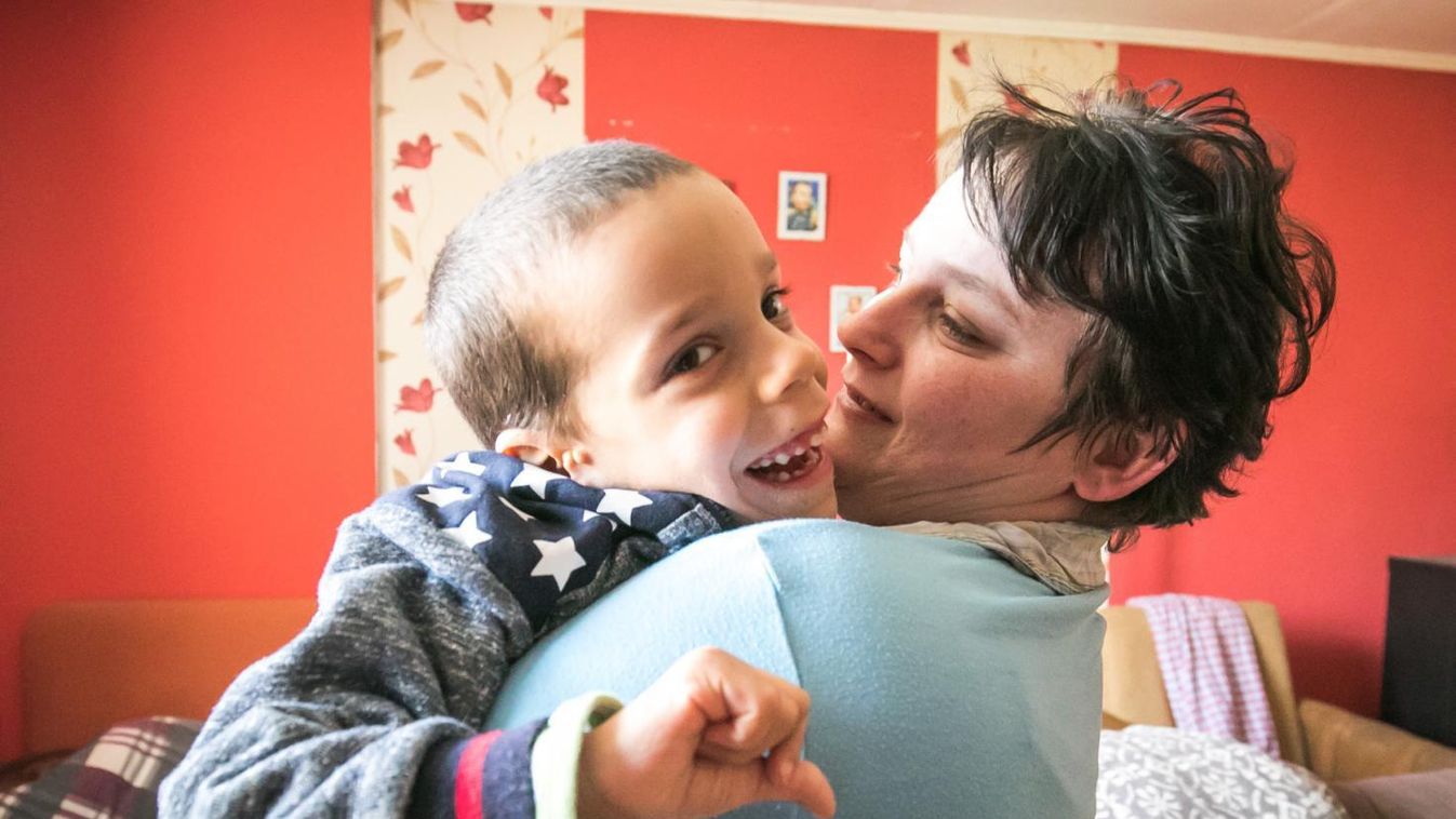A kemenessömjéni család nem fér el a fürdőszobában a magatehetetlen fiúval