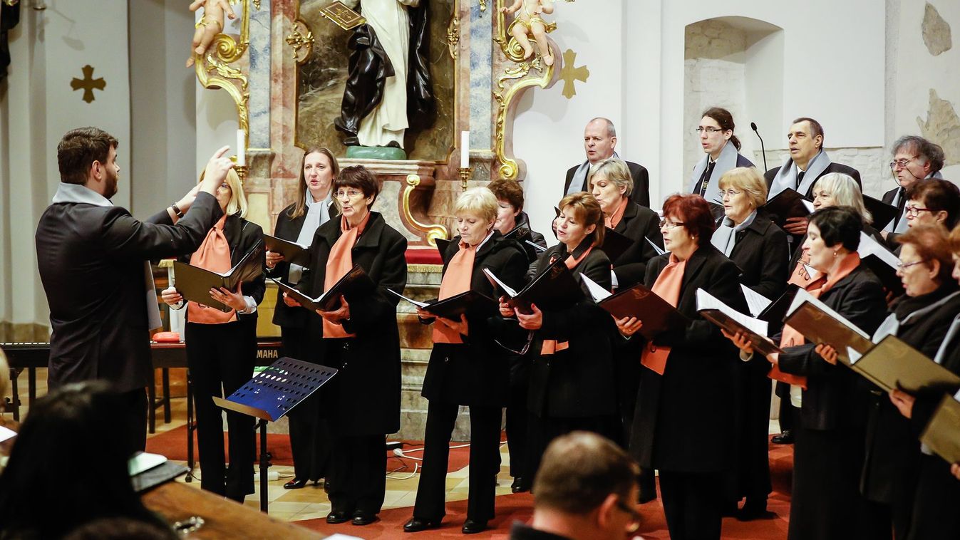 Szent Márton tiszteletére három énekkar zengte be a templomot