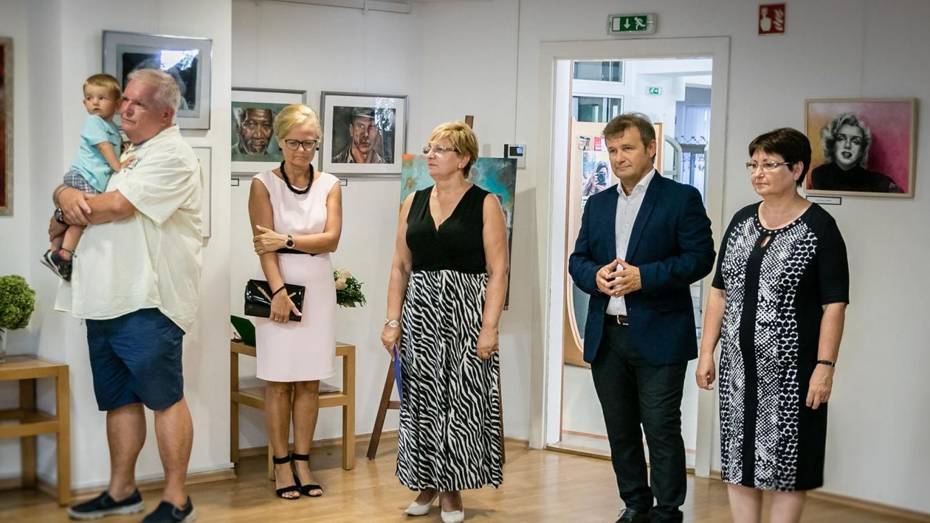 Elkapott színes pillanatok tárlata – Dr. Szabó Sándor festményei a BDK földszintjén