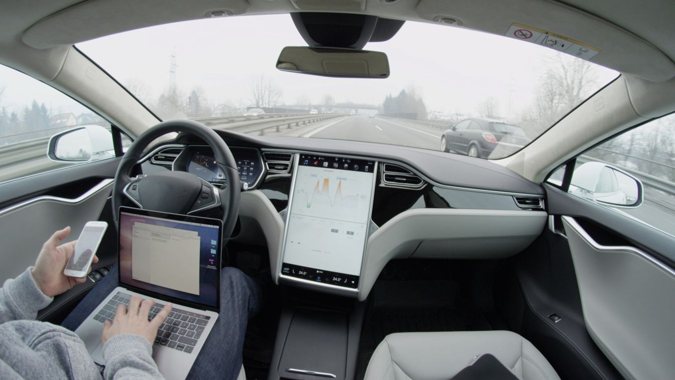 Eldobta az agyát egy Tesla: még nem lehet aludni a robotpilóta mellett