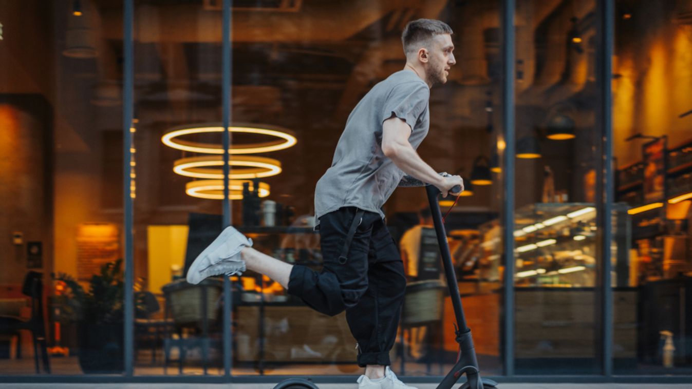 Ilyet még nem látott! – E-rollerrel közlekedett az M1-es autópályán – videó