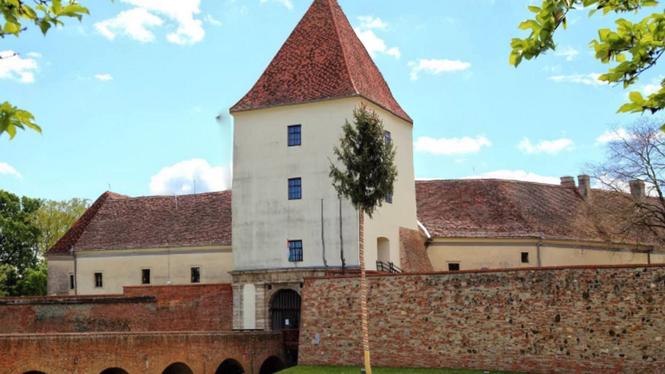 Magányos májusfa Sárváron