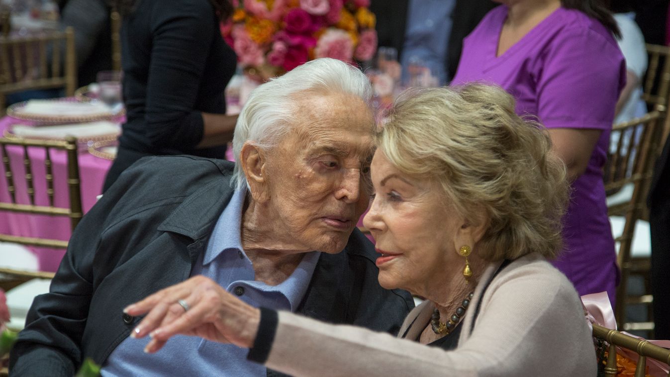 Kirk Douglas felesége elnézte a félrelépést