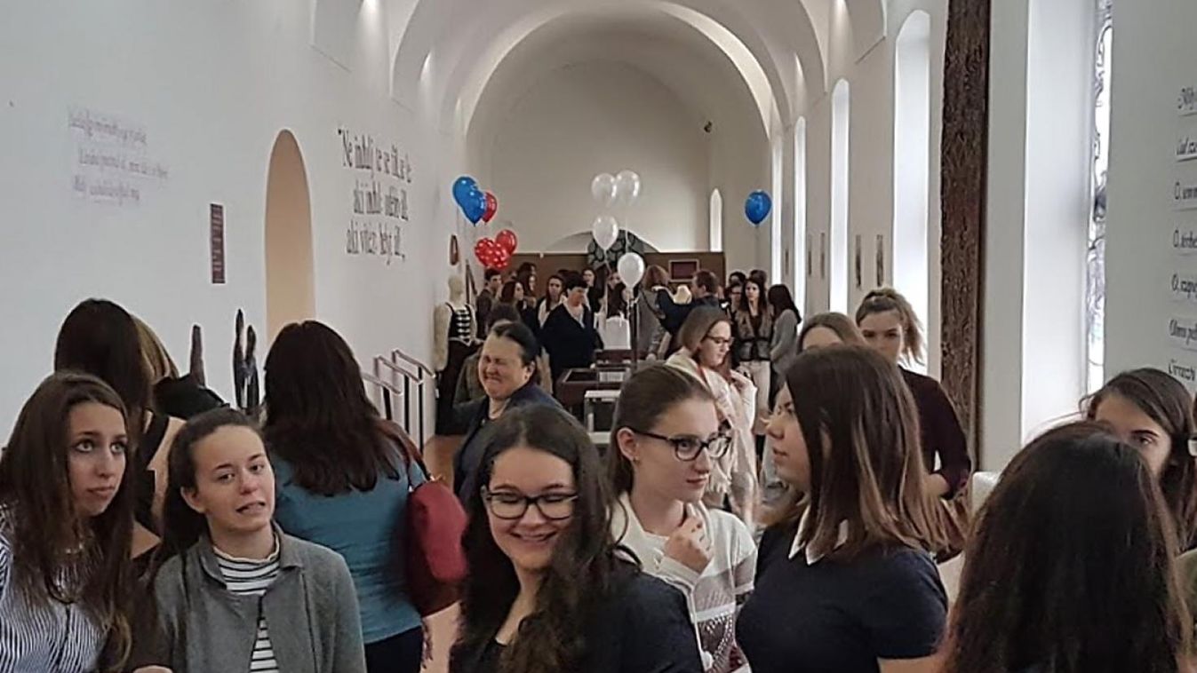 Tárlatvezetés gyertyafényben – Híres történelmi párok ihlette szerelmes napot tartottak Sárváron